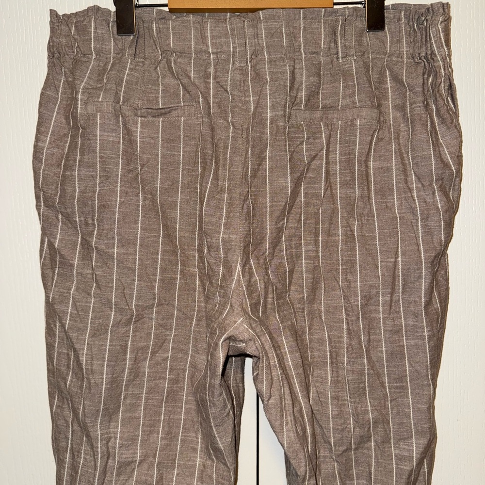 Principles Cropped Pin Stripe Capris - Picture 5 of 12